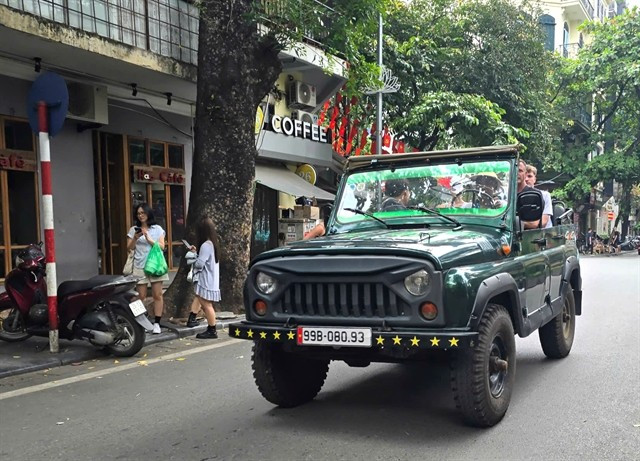 A modified UAZ vehicle is used to transport tourists on various city streets, posing safety risks. (Photo baochinhphu.vn)