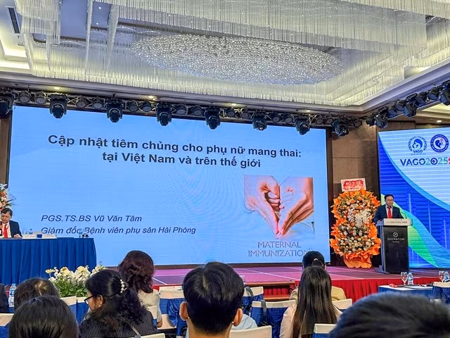 Associate Professor Dr Vu Van Tam, Vice President of the Vietnam Association of Obstetricians and Gynecologists, delivers a speech at the symposium. (Photo courtesy of the organiser)
