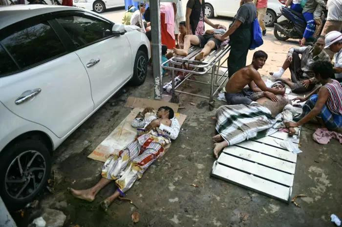 Survivors wait to receive medical attention as they lie on the ground of the compound of a hospital in Naypyidaw on March 28, 2025, after an earthquake in central Myanmar. (Photo: AFP)