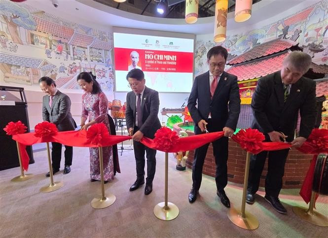 Delegates cut the ribbon to open the exhibition “President Ho Chi Minh – A Symbol of Peace and Friendship.” (Photo: VNA)