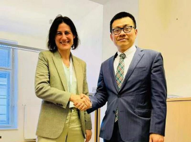 Vietnamese Ambassador to Austria Vu Le Thai Hoang (R) meets with Claudia Reinprecht, Tech Ambassador at the Federal Ministry for European and International Affairs of Austria. (Photo: VNA)