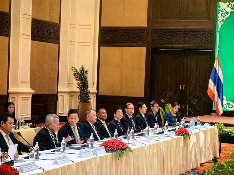 At the meeting (Photo: khmertimes)