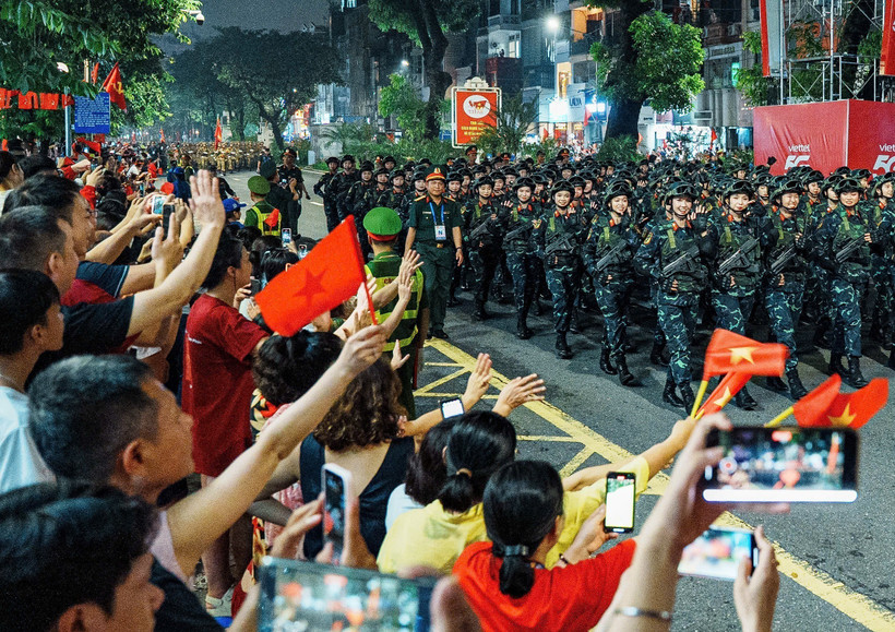 Parade contingents march along Kim Ma street during the state-level preliminary review on August 27 ahead of the official celebration on September 2. (Photo: VNA)