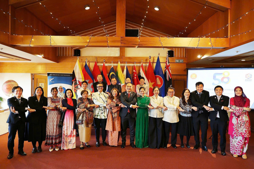 Delegates pose for a group photo at the ceremony (Photo: VNA)