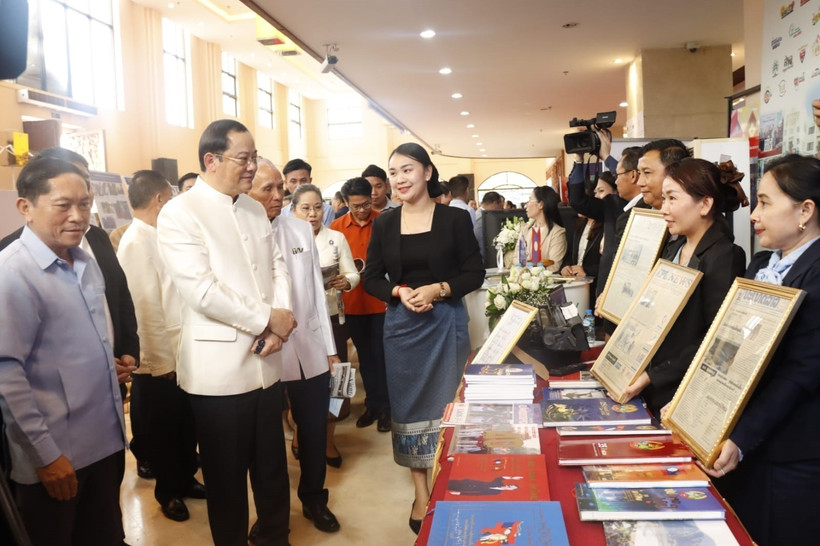 Lao Prime Minister Sonexay Siphandone and delegates visit the KPL booth, which features the Vietnam News Agency’s products (Photo: VNA) 