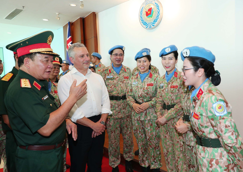 Senior Lieutenant General Hoang Xuan Chien and Deputy Secretary of Strategy, Policy, and Industry at the Australian Department of Defence Hugh Jeffrey meet with Vietnamese female peacekeeping officers. (Photo: VNA)