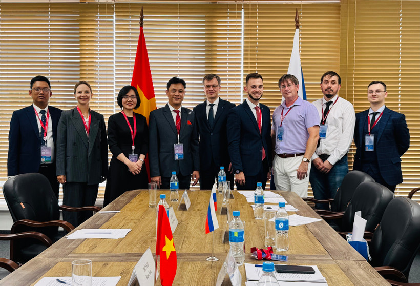 The working session between the delegations of the University of Foreign Language Studies under the University of Da Nang and the Far Eastern Federal University of Russia (Photo: VNA)