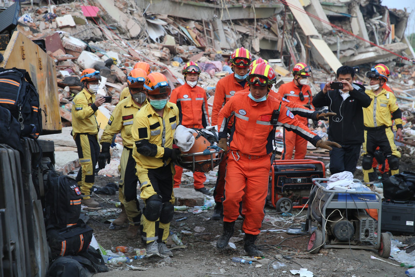 Rescue teams search for victims trapped under the rubble after the earthquake in Mandalay, Myanmar. (Photo: Xinhua/VNA)