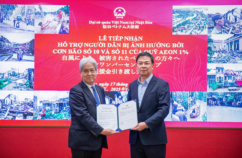 Watanabe Hiroyuki (left), Chairman of the Aeon 1% Club Foundation, presents the donation worth 50,000 USD to Vietnamese Ambassador to Japan Pham Quang Hieu. (Photo: VNA)