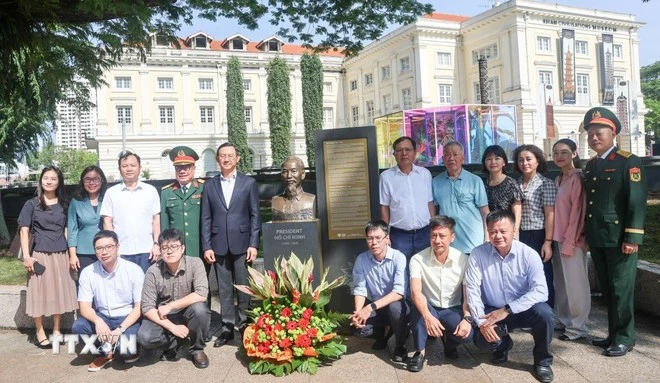 Delegates lay floral tribute at the statue of President Ho Chi Minh at the Asian Civilisations Museum. (Photo: VNA)