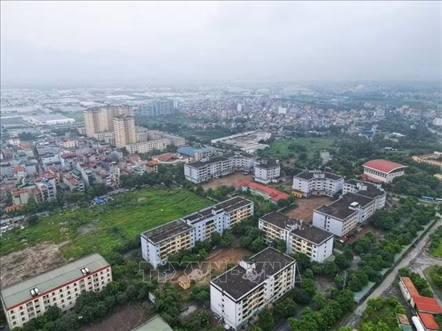 The Ministry of Construction plans to ease permit procedures for projects with approved 1/500 detailed planning, aiming to cut red tape and speed up approvals. (Photo: VNA)