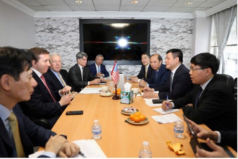 The working session between Minister of Industry and Trade Nguyen Hong Dien, head of the Vietnamese delegation, and Jeffrey Perlman, Chairman of Warburg Pincus and Chairman of the US-ASEAN Business Council (USABC). (Photo: VietnamPlus)