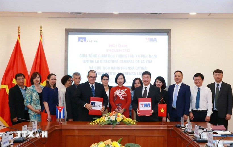 Alejandro Gomez Vega, Vice President of Cuba's Prensa Latina news agency and Editor-in-Chief of Vietnam Pictorial Nguyen Thang sign a cooperation agreement on printing and distributing the Spanish-language edition of Vietnam Pictorial on September 25, 2023. (Photo: VNA) 