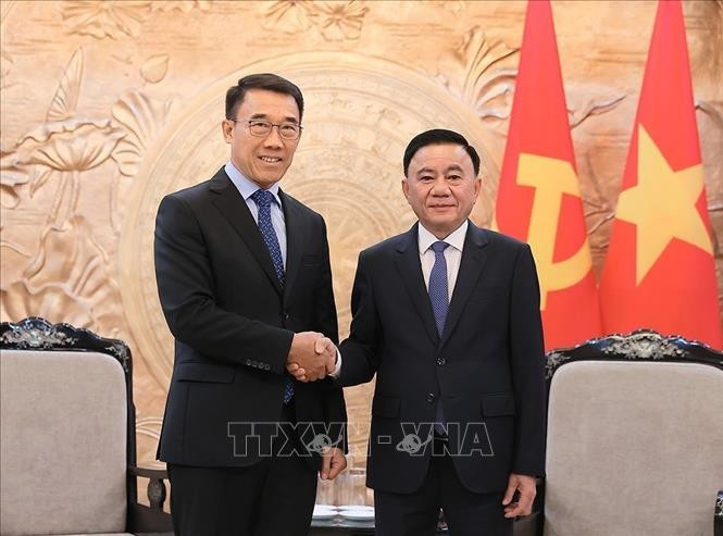 Politburo member, Permanent member of the Communist Party of Vietnam (CPV) Central Committee’s Secretariat Tran Cam Tu (R) receives Acting Chairman of the Commission for External Relations of the Lao People's Revolutionary Party (LPRP) Central Committee Bounleua Phandanouvong. (Photo: VNA)