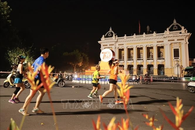 Athletes run through the August Revolution Square. (Photo: VNA)