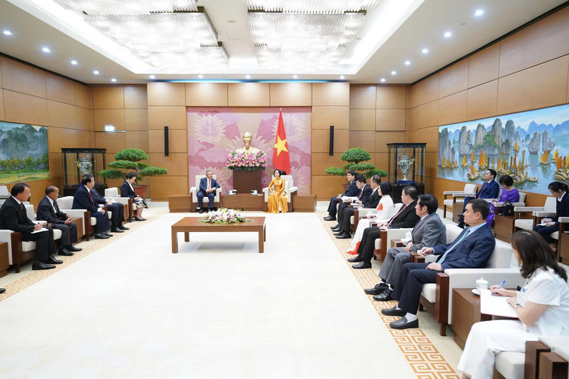 NA Vice Chairwoman Nguyen Thi Thanh hosts a reception for a delegation of the Laos–Vietnam Friendship Association, led by its President Boviengkham Vongdara. (Photo: VNA)