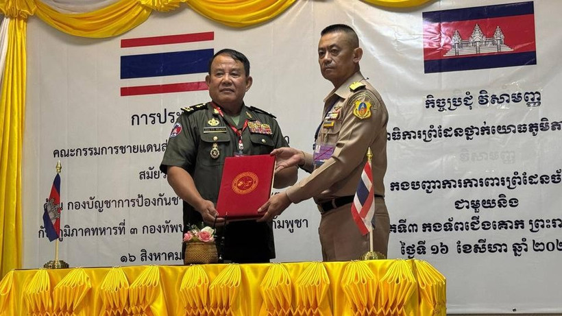 Major General Uy Hieng, Commander of the 3rd Military Region, and Vice Admiral Aphichat Sapprasert, Commander of Thailand’s Chanthaburi and Trat Border Defense Command at the Regional Border Committee (RBC). (Photo: Kiripost)