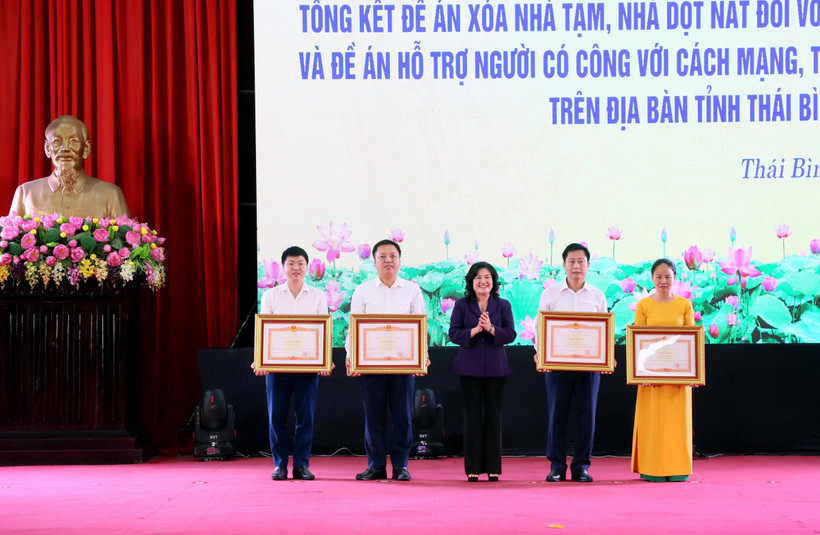 The Prime Minister’s Certificates of merit are awarded to two units and two individuals for outstanding contributions to the nationwide campaign “Joining hands to eliminate makeshift houses in 2025.” (Photo: VNA)