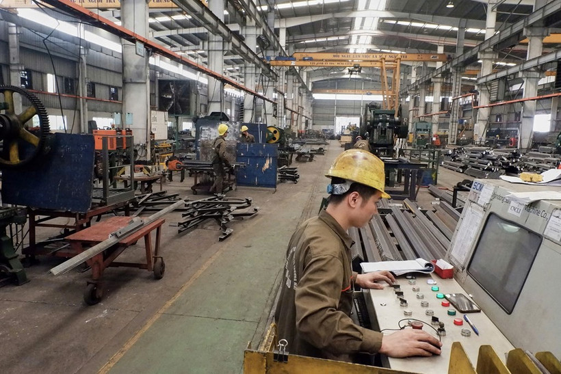 Workers at the Ngai Cau Factory apply advanced techniques in steel pole production, striving to meet project delivery deadlines. (Photo: VNA)