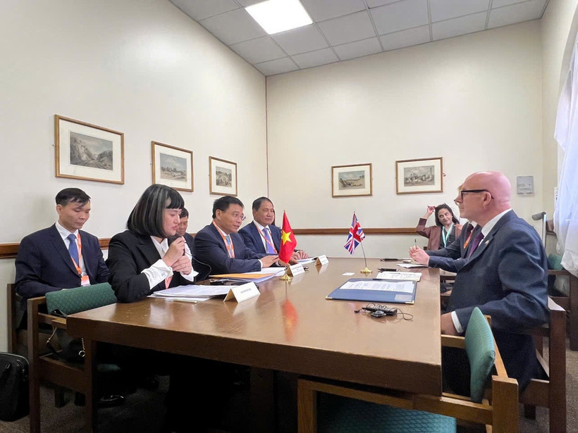 Finance Minister Nguyen Van Thang holds a meeting with the UK Prime Minister’s Trade Envoy Matt Western. (Photo: VNA)