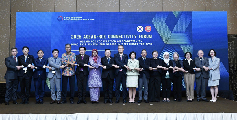 Ambassadors of ASEAN member states and speakers at the forum. (Photo: VNA)