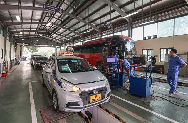 Cars undergoing emission tests at a vehicle registration centre. (Photo: baoxaydung.com.vn) 