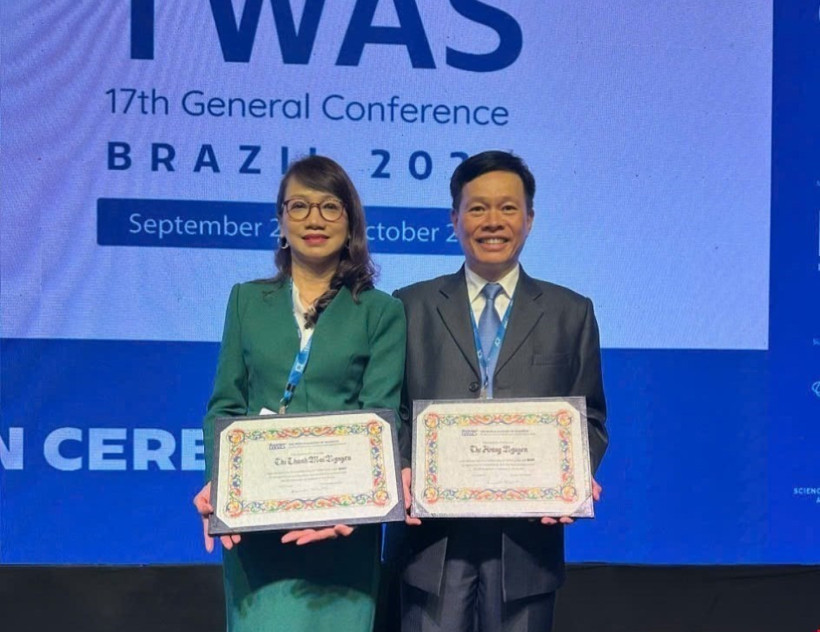 Professor, Doctor of Science Nguyen The Hoang (R) and Professor Dr. Nguyen Thi Thanh Mai have been officially recognised as Fellows of the World Academy of Sciences. (Photo: VNA)