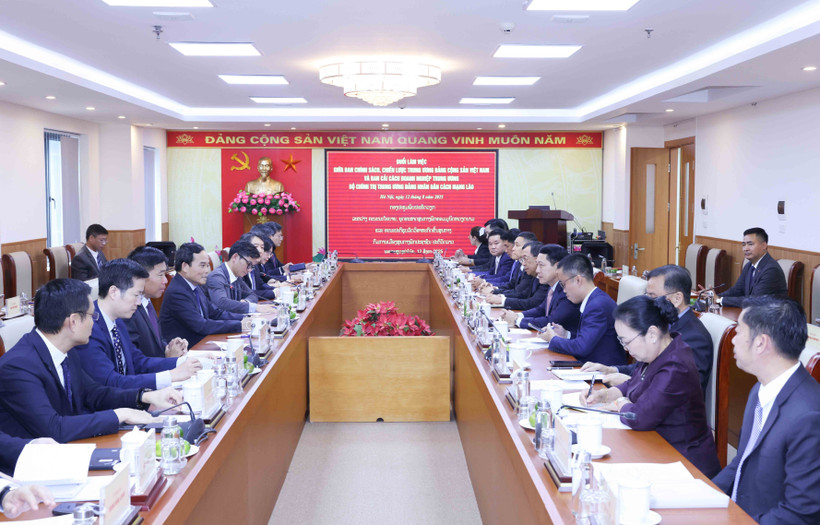 At the working session (Photo: VNA)