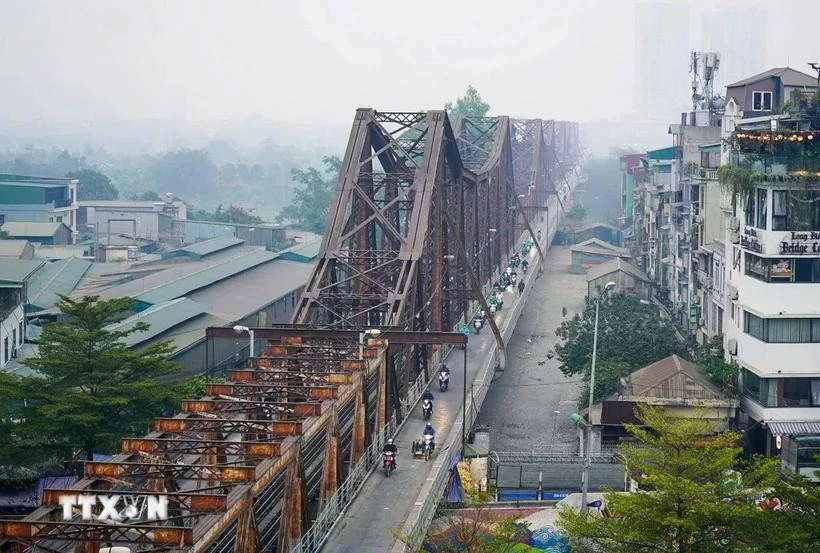 Long Bien bridge serves as a vital transport route and popular tourist attraction. (Photo: VNA)