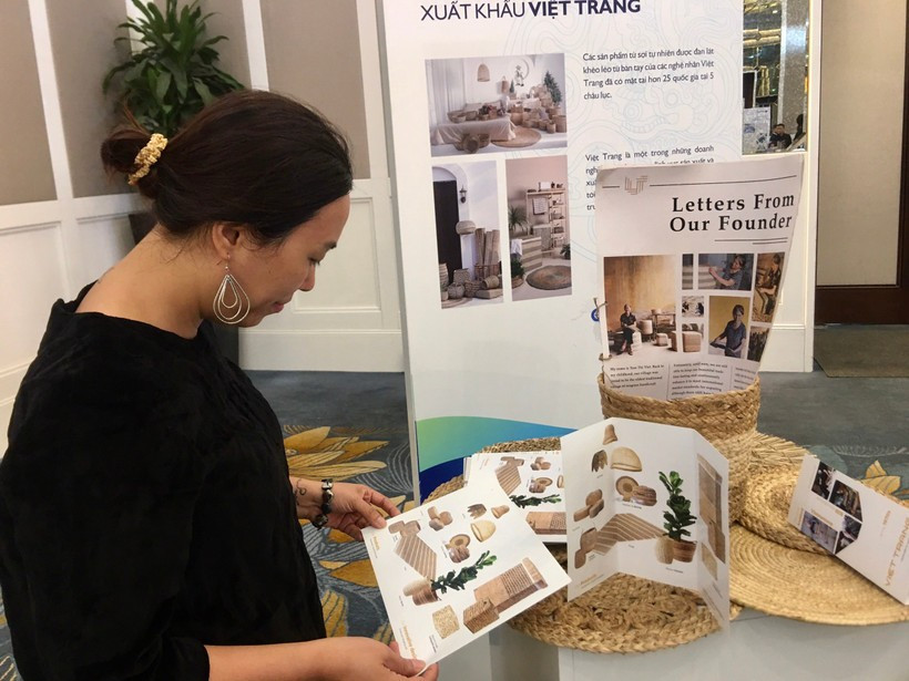 Businesses that demonstrate responsibility towards the community and the environment are more likely to earn consumer trust and support. (Photo: VNA) 