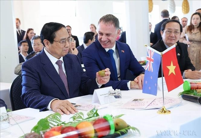Vietnamese Prime Minister Pham Minh Chinh (L) with products of New Zealand’s Plant & Food Research Institute in Auckland on March 10, 2024. (File photo: VNA)
