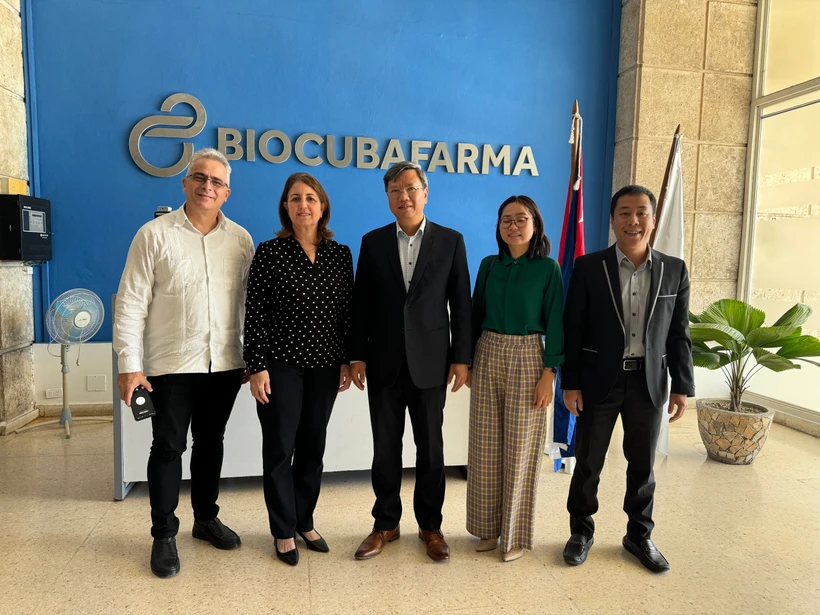 Vietnamese Ambassador to Cuba Le Quang Long and Mayda Mauri Pérez, President of BioCubaFarma and representatives of the embassy and BioCubaFarma (Photo: VNA)