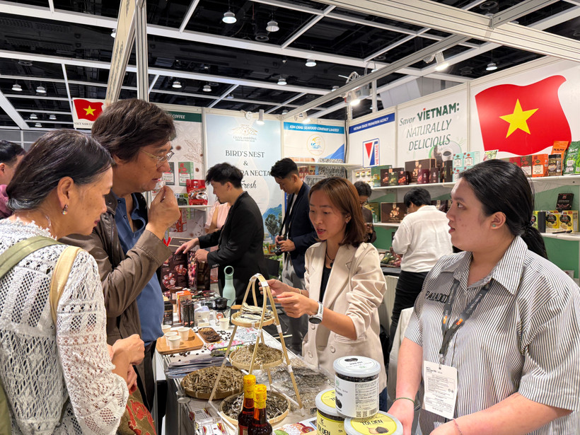 Visitors at the Vietnamese booth (Photo: VNA)