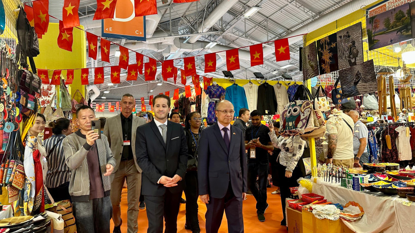 Vietnamese Ambassador to France Dinh Toan Thang (R) and Paris Fair Director Steven Abajoli visit the Vietnamese pavilion. (Photo: VNA)