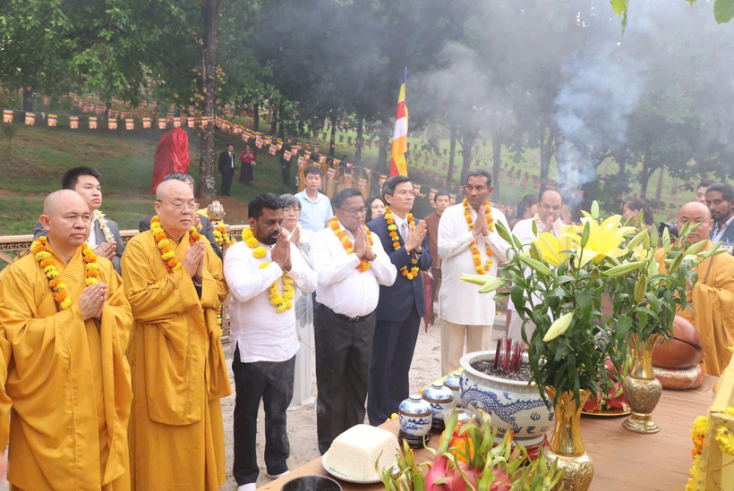 Sri Lankan President Anura Kumara Dissanayaka (third from left) and his delegation offer incense at the Sacred Bodhi Tree Garden at Bai Dinh Pagoda on May 4. (Photo: VNA)