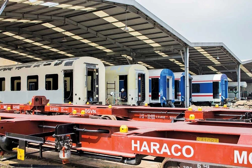 Domestic businesses have taken on various sectors such as manufacturing train carriages, locomotives, and installing railway equipment and materials. (Photo: baodautu)