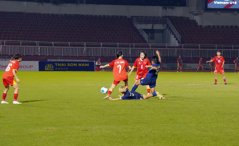 Vietnam U19 women’s team (in red) on the ball against Thailand U19 (in blue). (Photo: VNA)