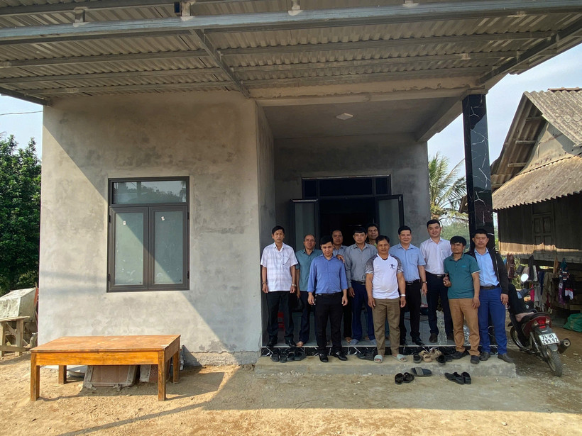 A new house is handed over to a poor family in Quang Tri (Photo: VNA)