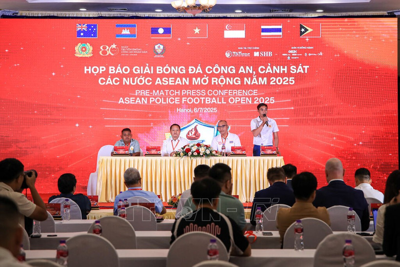 Team representatives speak at the press briefing. (Photo: VNA) 