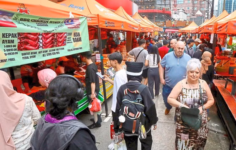 Foreign tourists pictured visiting a Ramadan bazaar in Bukit Bintang. (Photo: THESTAR)