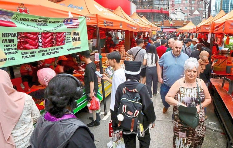 Foreign tourists pictured visiting a Ramadan bazaar in Bukit Bintang. (Photo: THESTAR)