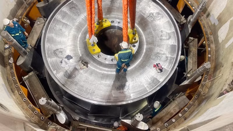 The rotor of the first turbine at the expanded Hoa Binh Hydropower Plant project is successfully installed. (Photo: VNA)