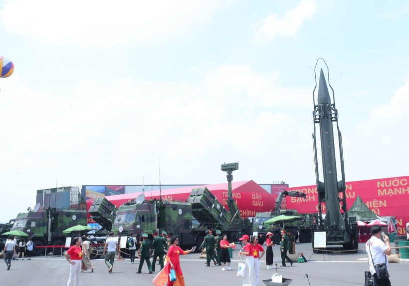 An outdoor exhibition showcases missiles and military equipment developed and upgraded by Vietnam’s Defence Industry Groups. (Photo: VNA)