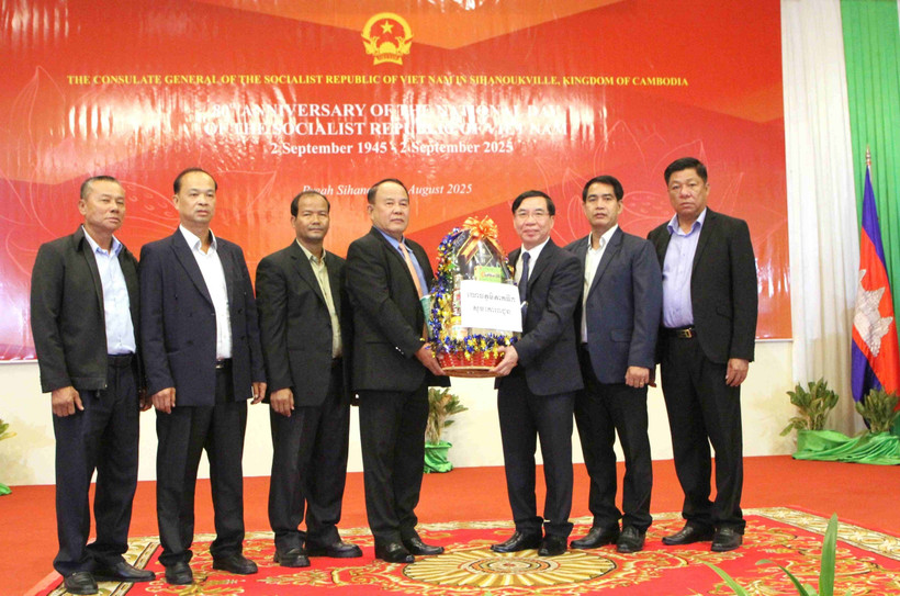 A Cambodian delegation extends congratulations to the Vietnamese Consulate General in Preah Sihanouk on the occasion of Vietnam’s 80th National Day (September 2). (Photo: VNA)