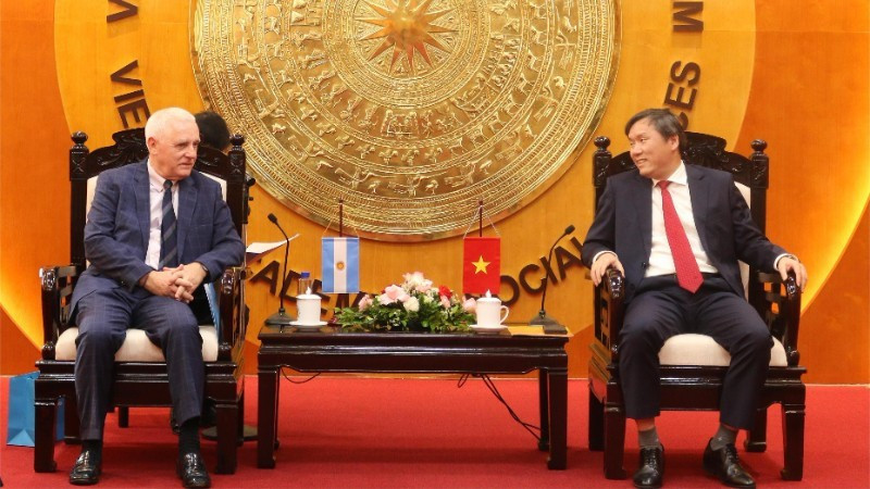 Argentine Ambassador to Vietnam Marcos Antonio Bednarski (L) and Professor Dr Le Van Loi, President of the Vietnam Academy of Social Sciences, at the meeting on October 22. (Photo: VNA)