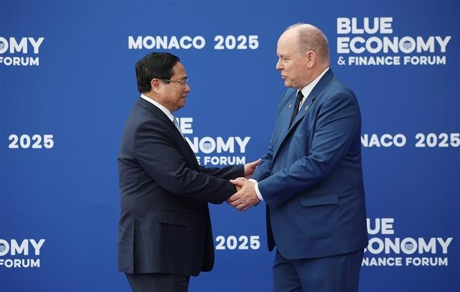 Prime Minister Pham Minh Chinh (L) and Prince Albert II of Monaco. (Photo: VNA)