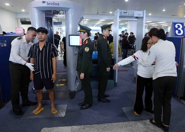 National Aviation Security Centre's officials conduct security checks at Noi Bai International Airport. (Photo: VNA/VNS )