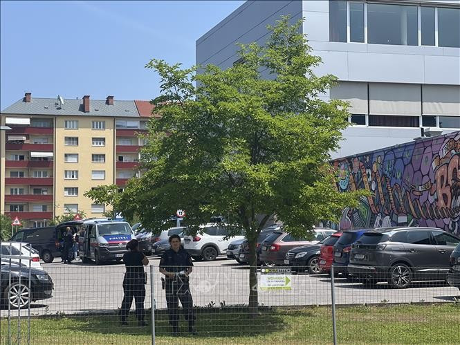 Police stand guard at the scene of the school shooting in Graz, Austria, on June 10, 2025. (Photo: THX/VNA)