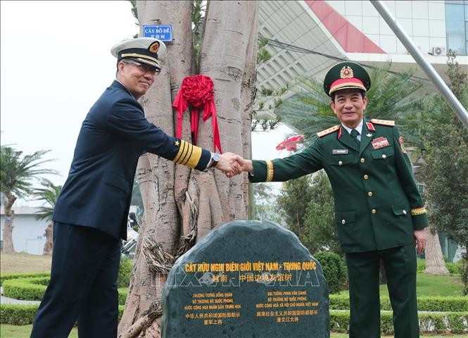 Vietnamese Minister of National Defence General Phan Van Giang (R) and Chinese Minister of National Defence Dong Jun plant a tree at the Huu Nghi International Border Gate. (Photo: VNA)