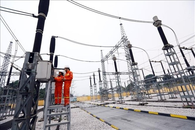 Workers check equipment at the 220 kV Xuan Mai substation. (Photo: VNA/VNS)